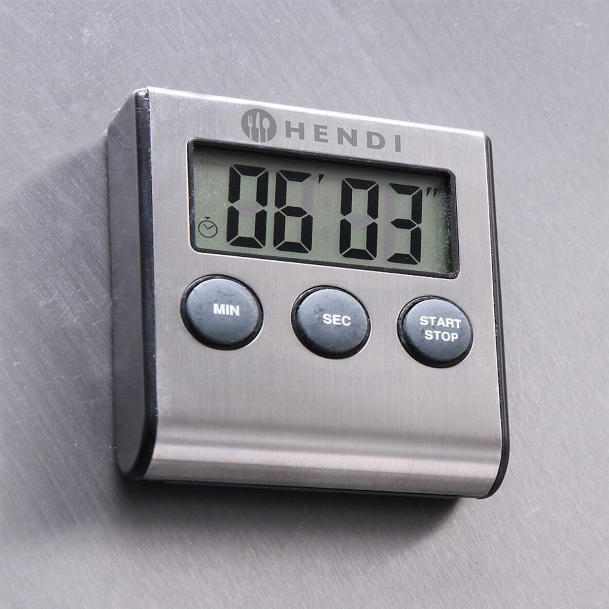 Timer de bucătărie Hendi 65x70x17 mm cu afișaj digital, magnet și suport. Numărătoare inversă de până la 99 de minute și 59 de secunde.