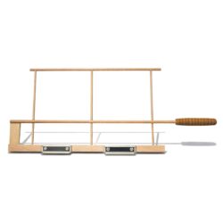 Suportul practic pentru ziare și reviste, din lemn de fag, cu cleme, este potrivit pentru unități HoReCa și locuințe. Dimensiuni: 66,5 x 29 cm.