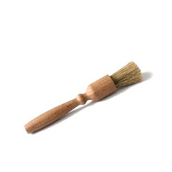 Pensula din lemn pentru uns, cu formă rotundă, este un ajutor practic la gătit și copt. Este realizată din lemn de fag și peri naturali.