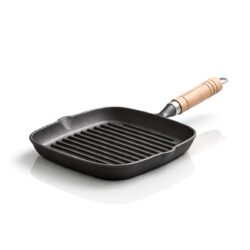 Tigaie grill din fontă 22 cm cu mâner din lemn și bază striată pentru rumenire uniformă și un efect pronunțat de grill.