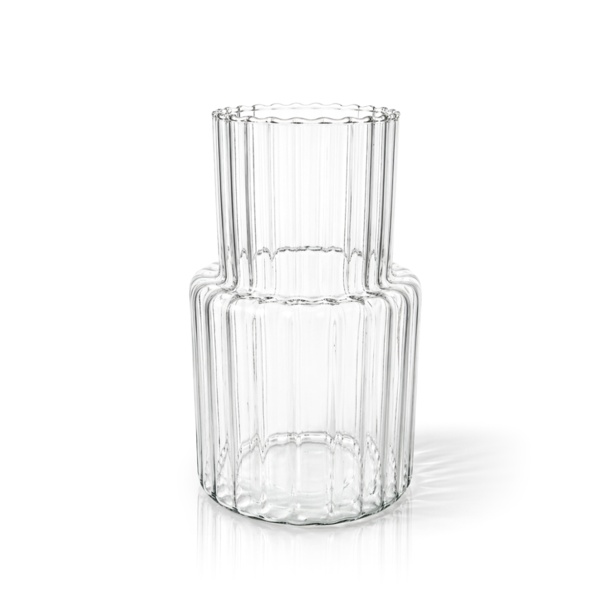 Vaza din sticlă cu model striat Ø 14,5 x 25 cm este potrivită pentru flori proaspete și decorațiuni uscate. Un accesoriu elegant pentru unități HoReCa și locuințe.