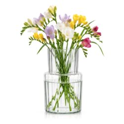 Vază elegantă, transparentă, din sticlă striată, cu bază stabilă și gât îngust.