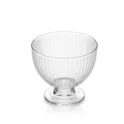 Cupă striată din sticlă pentru înghețată și deserturi, pe picior, cu volum util de 320 ml.