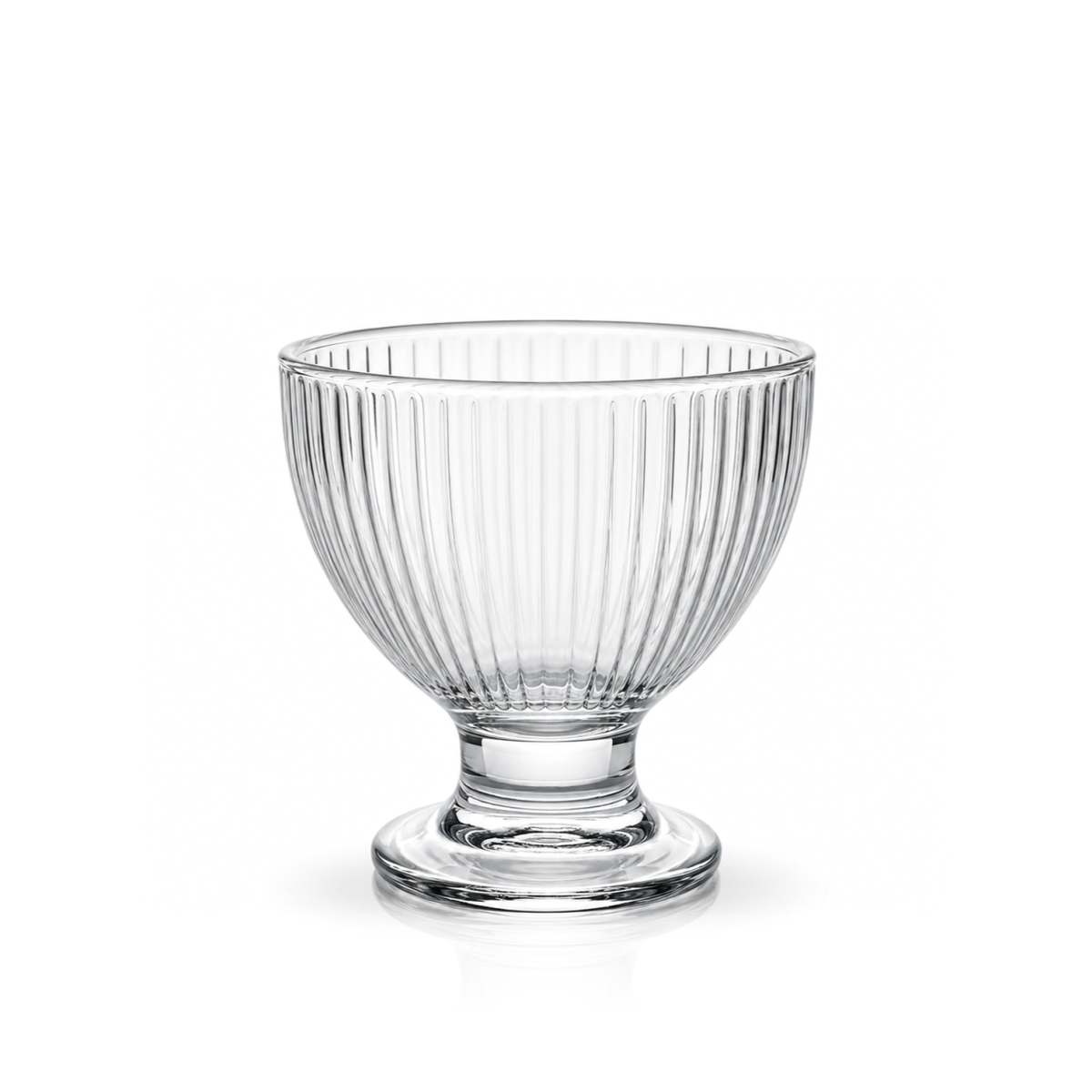 Cupă striată din sticlă pentru înghețată și deserturi, pe picior, cu volum util de 320 ml.