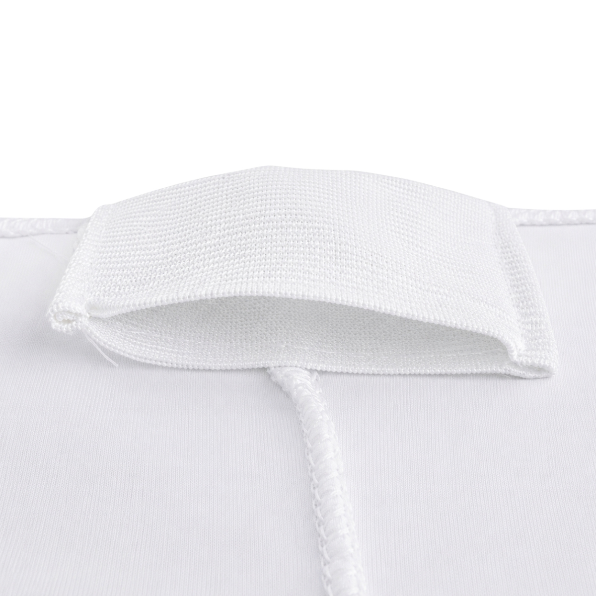 Husă albă elastică pentru masă pătrată 88x88x74 cm, adaptare ușoară.