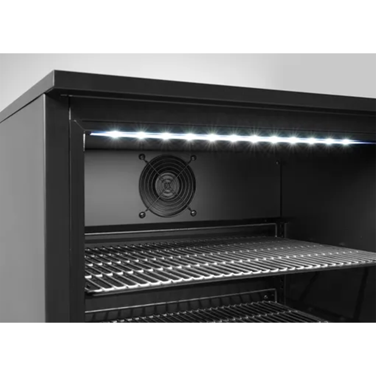 Frigider pentru băuturi - 105 L, 120 W, negru | Arktic 236864 este un echipament compact și fiabil pentru prezentarea profesională a băuturilor.