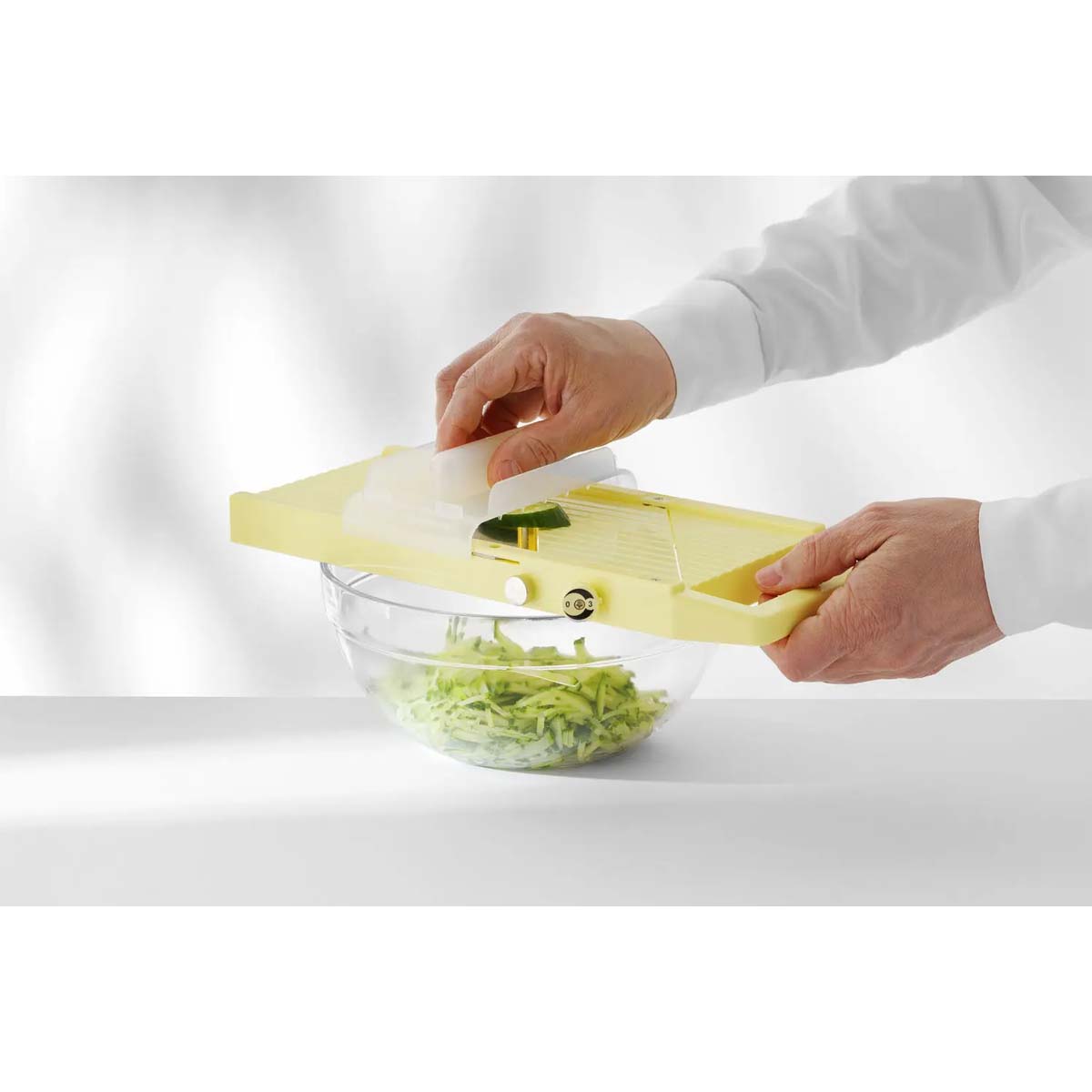 Mandolină Chiba - galbenă - 350x165 mm | 237946 este un instrument de calitate, perfect pentru tăierea legumelor mai mari, precum varza sau dovleceii.
