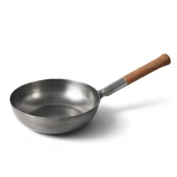 Tigaia wok din oțel Ø 25 cm cu mâner din lemn este alegerea ideală pentru prepararea rapidă a mâncărurilor asiatice, în horeca sau acasă.
