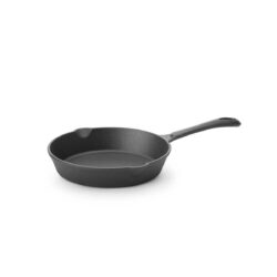Tigaia din fontă neagră ⌀200x40 mm Hendi 629321 este un ajutor practic de bucătărie, ideal pentru prăjit sau înăbușit.