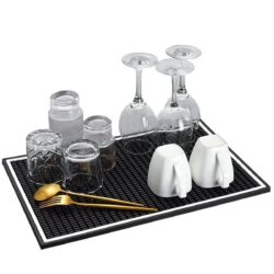 Covoraș de bar gros, din PVC rezistent, culoare neagră. Dimensiune 60 × 30 cm, grosime 1 cm. Ideal pentru scurgerea paharelor.