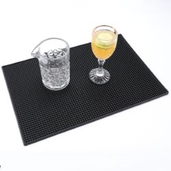 Covoraș de bar subțire, din PVC flexibil, culoare neagră. Dimensiune 60 × 30 cm, ideal pentru blaturi de bar și suprafețe de lucru.
