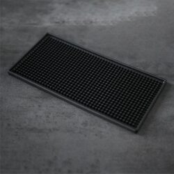 Covoraș de bar subțire și compact, din PVC rezistent, dimensiune 30 × 15 cm. Potrivit pentru blaturi de bar, zone de servire și prepararea băuturilor acasă.