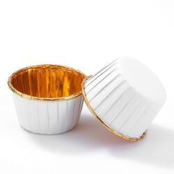 Set de 50 de forme de hârtie alb-aurii pentru muffin și cupcakes. Dimensiuni 6,5 × 4,8 × 4 cm. Design elegant, rezistent la căldură.
