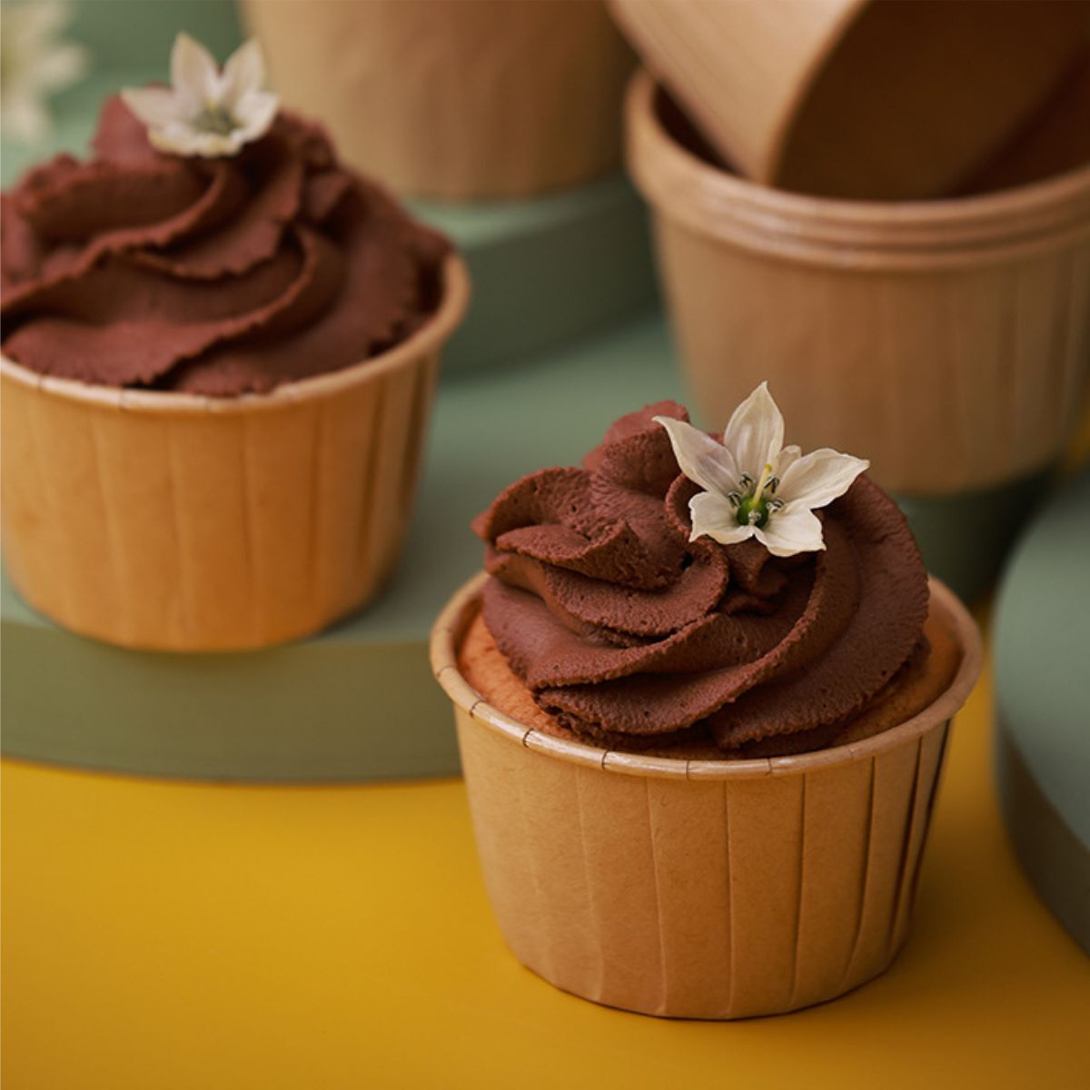Set de 50 de forme de hârtie pentru muffin și cupcakes, culoare naturală. Dimensiuni 6,5 × 5 × 4,2 cm. Din hârtie rezistentă la căldură, fără tratament de suprafață.