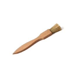 Pensula de bucătărie din lemn, cu formă plată, este un ajutor practic la gătit și la copt. Este fabricată din lemn de fag și fire naturale.