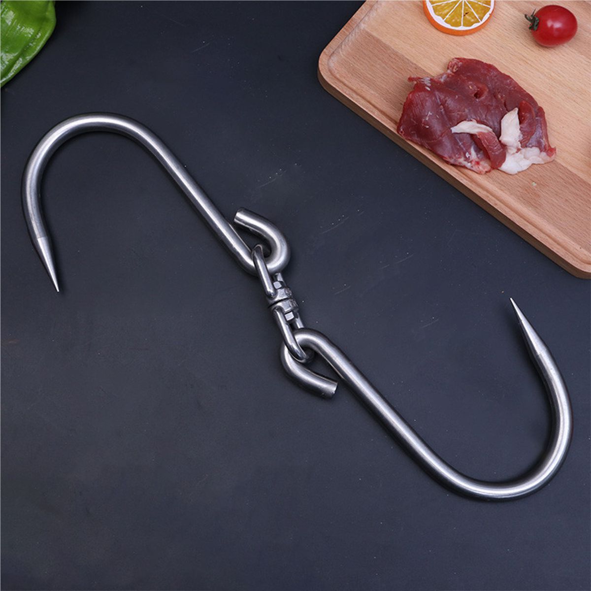 Cârlig rotativ masiv pentru afumat cu vârf, din oțel inoxidabil. Grosime 10 mm, capacitate 100 kg, lungime 33,5 cm. Potrivit pentru afumarea bucăților mari de carne, pește etc.