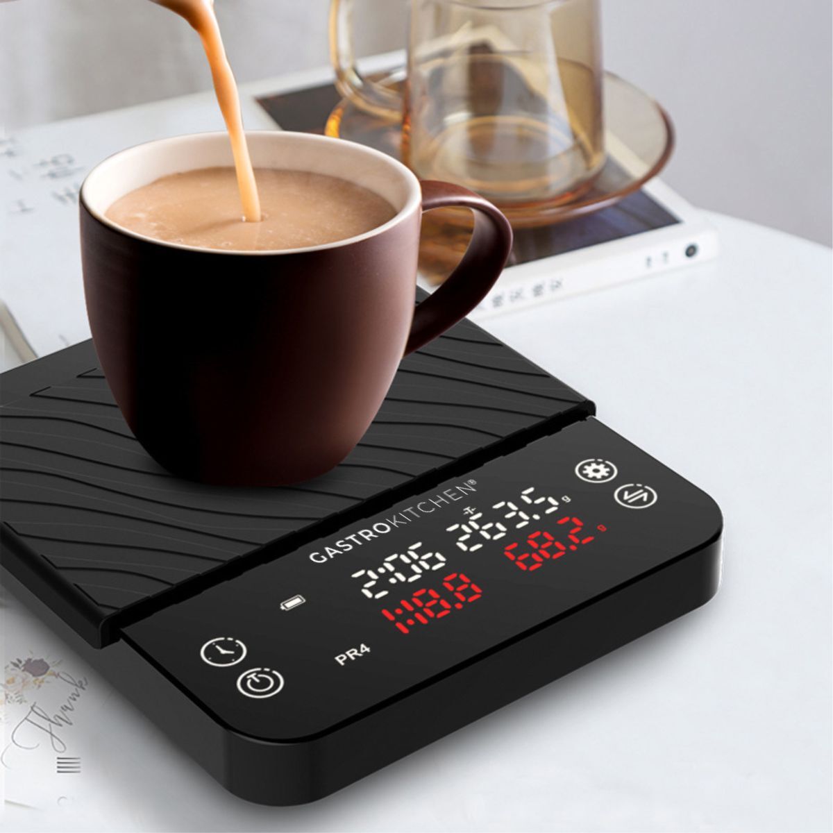 Cântar digital de precizie pentru cafea, cu cronometru și afișaj LED. Sarcină maximă 2000 g, precizie 0,1 g. Setul include suport din silicon și cablu USB-C.