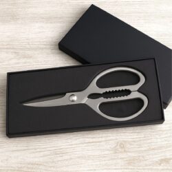 Foarfecă de bucătărie Gastrokitchen din inox, în cutie cadou. Ideală pentru utilizarea zilnică în bucătărie, tăiere precisă și întreținere simplă.