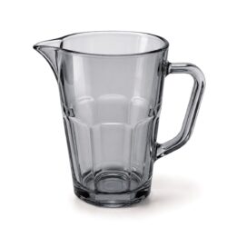 Carafă gri din sticlă de 1 l, cu design striat, mâner și cioc pentru servirea băuturilor reci.