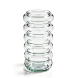 Vază înaltă din sticlă striată, transparentă, perfectă pentru buchete mari și aranjamente florale.