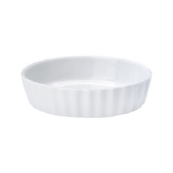 Vas alb din porțelan pentru crème brûlée, formă rotundă joasă cu margine striată.